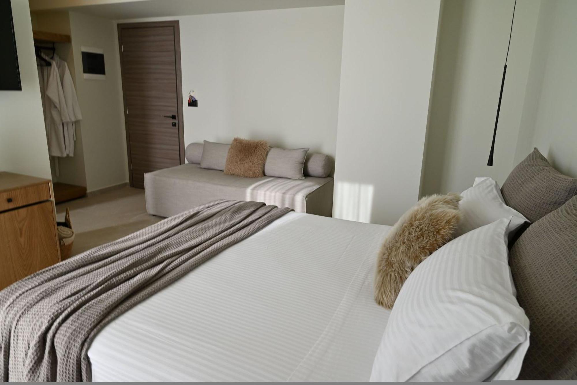 Rhotheon Suites In Ialysos  Exteriör bild